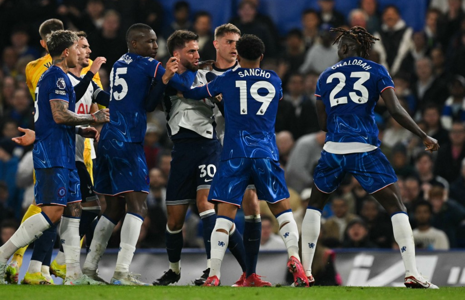 ޗެލްސީ އާއި ޓޮޓެންހަމް ބައްދަލުކުރި މެޗުގެ ތެރެއިން.-- ފޮޓޯ: އޭއެފްޕީ