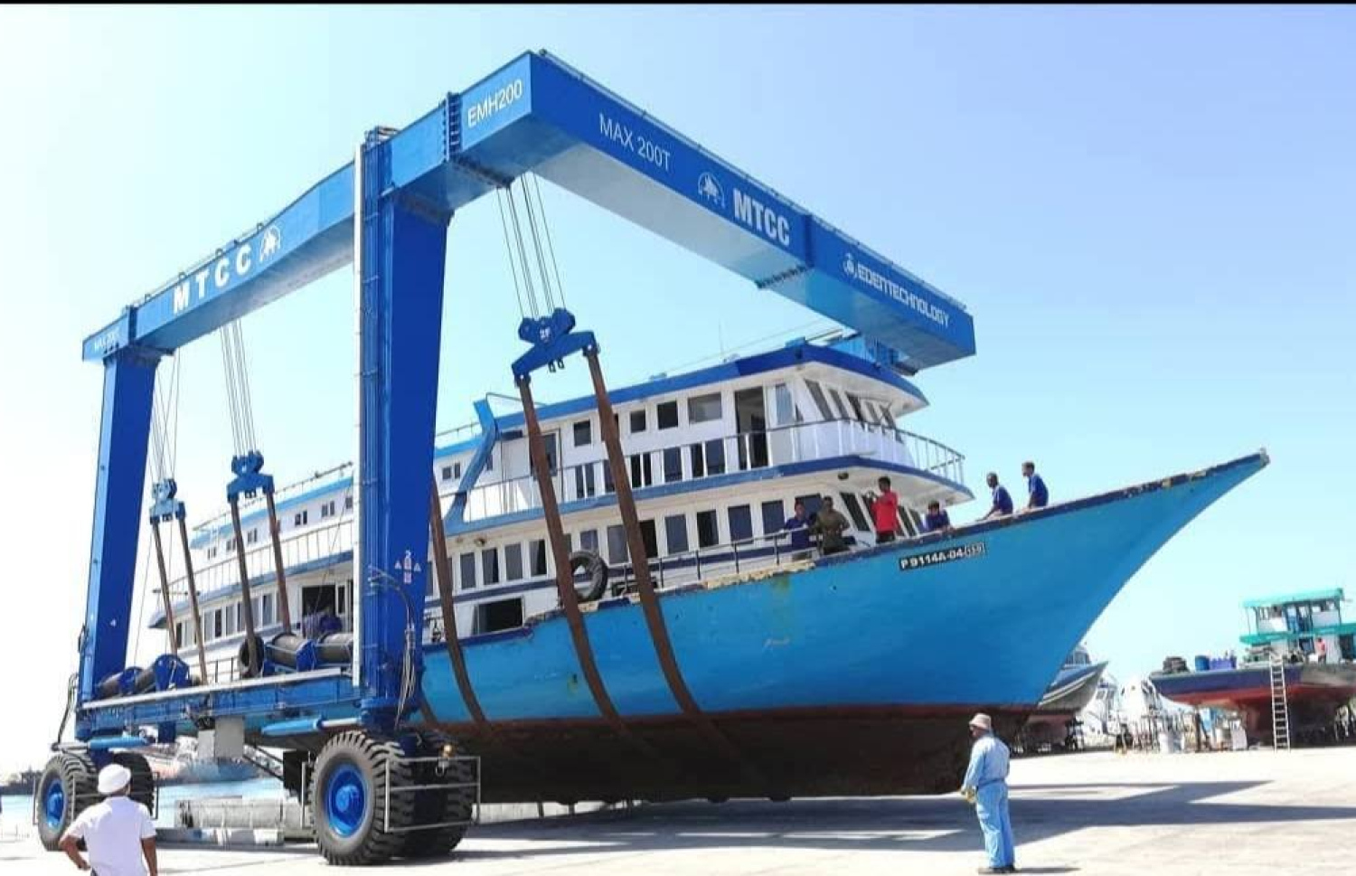 ހޮޅުދޫ ބޯޓު.