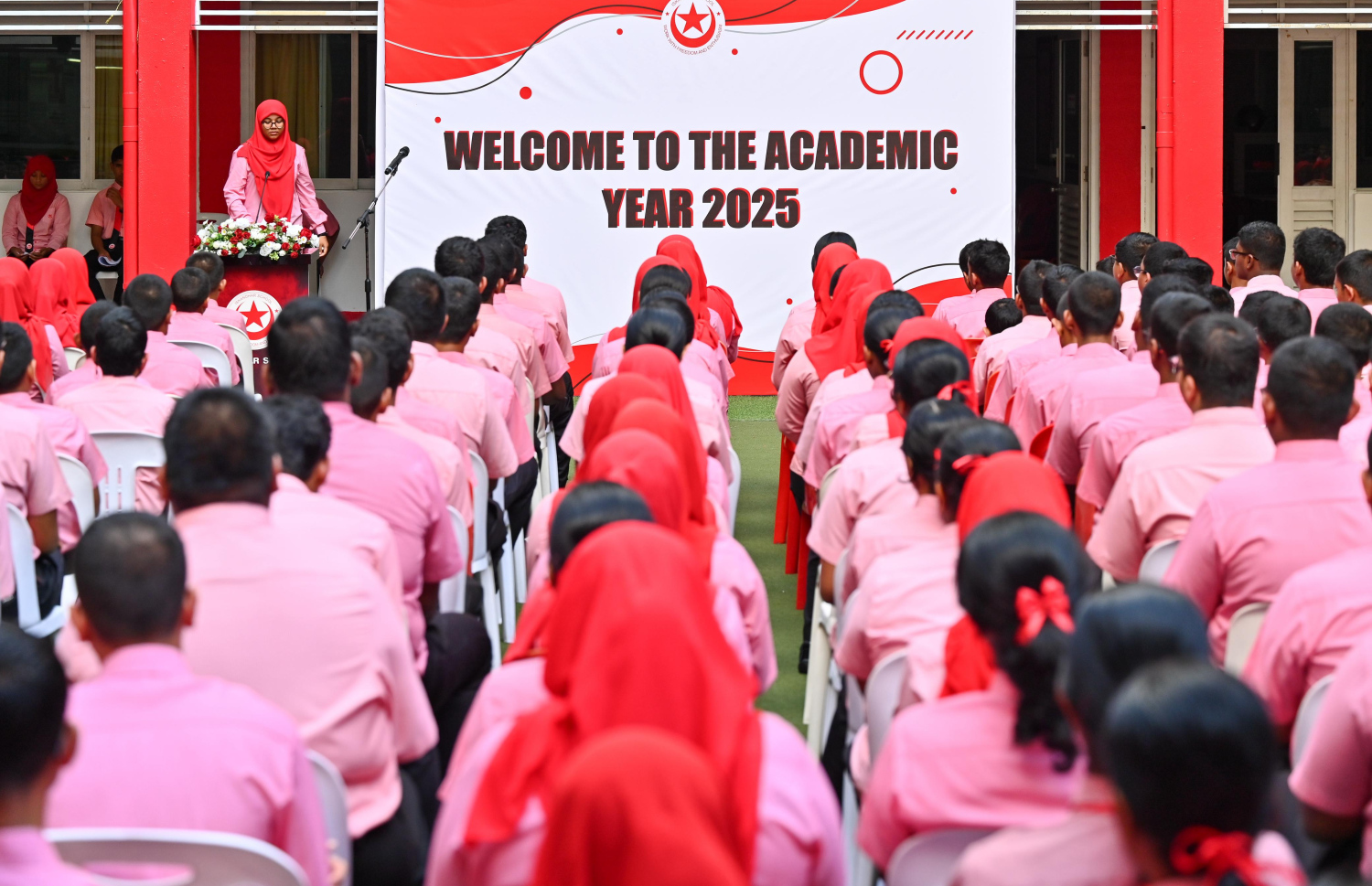 ދިރާސީ އާ އަހަރުގެ ފުރަތަމަ ދުވަހު އިސްކަންދަރު ސްކޫލްގައި ބޭއްވި ހާއްސަ އެސެމްބްލީގައި ދަރިވަރުން ބައިވެރިވަނީ.--- ފޮޓޯ: ނިޝާން އަލީ | މިހާރު