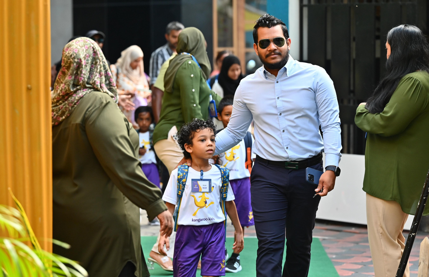 ދިރާސީ އާ އަހަރުގެ ފުރަތަމަ ދުވަހު ކެންގަރޫ ކިޑްސްގެ ކުއްޖަކު، އޭނާގެ ބެލެނިވެރިޔާއާ އެކު، ސްކޫލަށް ދަނީ.---ފޮޓޯ: ނިޝާން އަލީ | މިހާރު