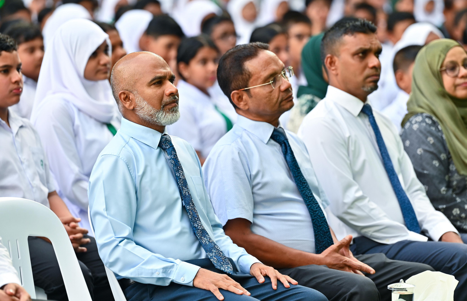 ދިރާސީ އާ އަހަރުގެ ކިޔެވުން ފެށުމަށް ސްކޫލެއްގައި ބޭއްވި އެސެމްބްލީގައި އެޑިއުކޭޝަން މިނިސްޓަރު ޑރ. ޝަފީއު (ވ) އަދި ސްޓޭޓް މިނިސްޓަރު ސައީދު ބައިވެރިވެވަޑައިގަންނަވަނީ.-- ފޮޓޯ: ނިޝާން އަލީ/ މިހާރު