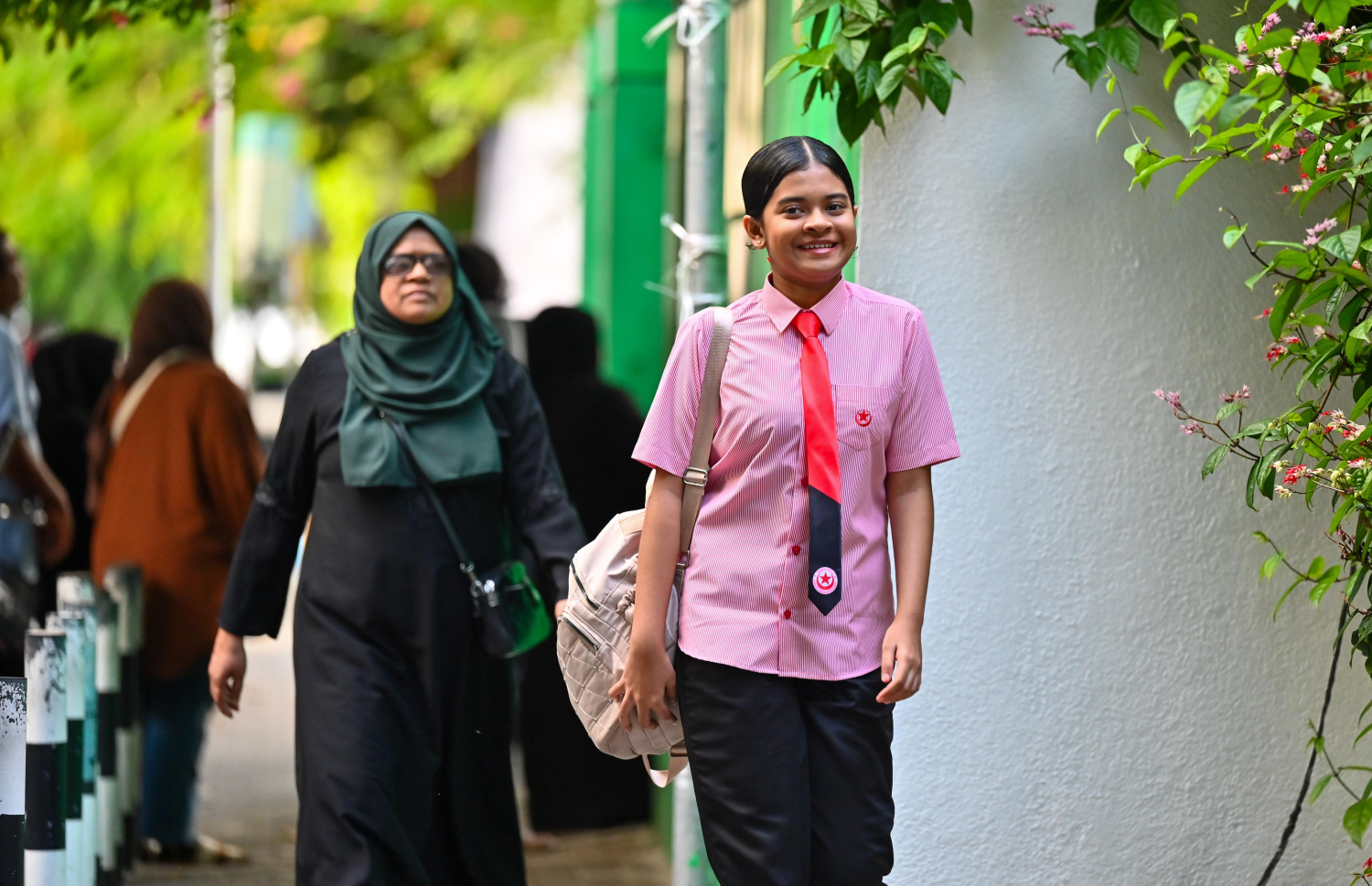 ދިރާސީ އާ އަހަރުގެ ފުރަތަމަ ދުވަހު އިސްކަންދަރު ސްކޫލުގެ ކުއްޖަކު، އޭނާގެ ބެލެނިވެރިޔާއާ އެކު، ސްކޫލަށް ދަނީ.---ފޮޓޯ: ނިޝާން އަލީ | މިހާރު