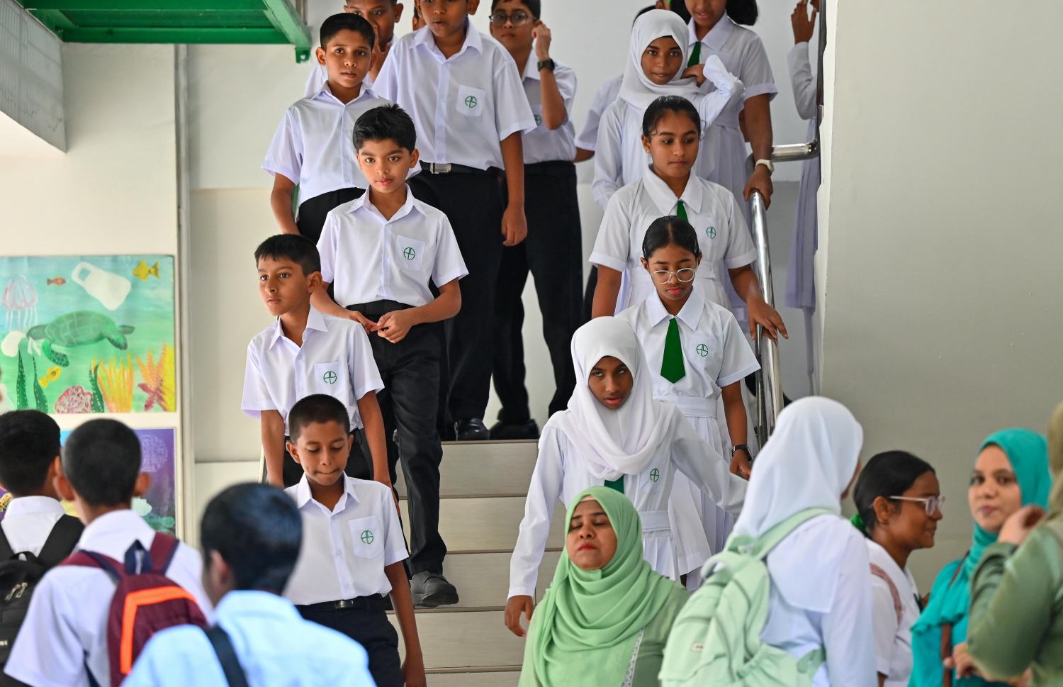 ތައުލީމީ އާއަހަރުގެ ފުރަތަމަ ދުވަހު ސްކޫލަށް ހާޒިރުވި އަމީނިއްޔާ ސްކޫލުގެ ކުދިންތަކެއް އެ ސްކޫލުގެ ސިޑިން ފައިބަނީ.---ފޮޓޯ: ނިޝާން އަލީ/މިހާރު