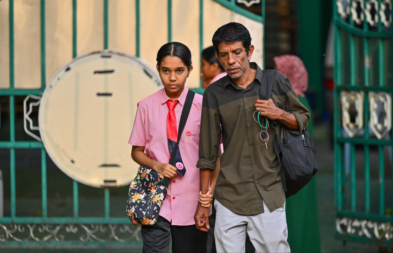 ދިރާސީ އާ އަހަރުގެ ފުރަތަމަ ދުވަހު އިސްކަންދަރު ސްކޫލުގެ ކުއްޖަކު، އޭނާގެ ބެލެނިވެރިޔާއާ އެކު، ސްކޫލަށް ދަނީ.---ފޮޓޯ: ނިޝާން އަލީ | މިހާރު