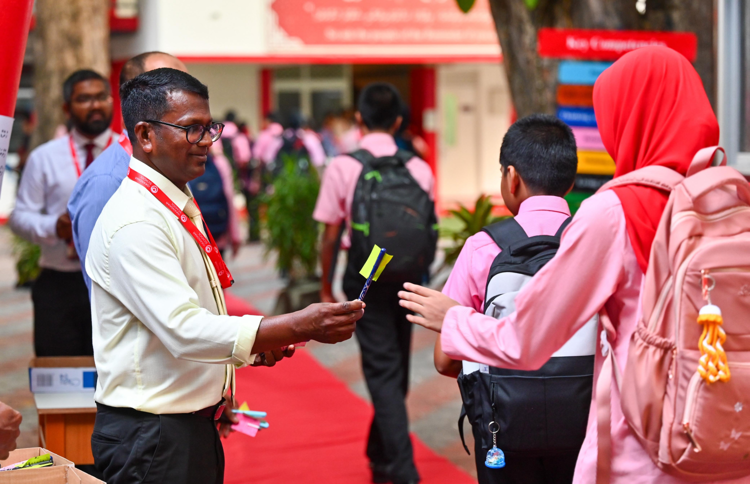 ދިރާސީ އާ އަހަރުގެ ފުރަތަމަ ދުވަހު އިސްކަންދަރު ސްކޫލަށް ކުދިން ވަންނަނީ.-- ފޮޓޯ: ނިޝާން އަލީ | މިހާރު