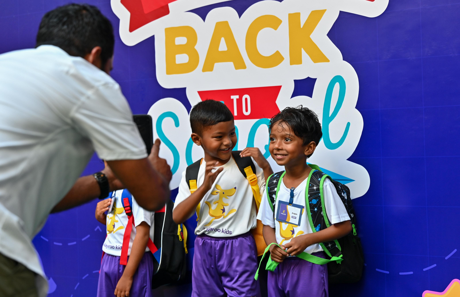 ކެންގަރޫ ކިޑްސްގެ ދަރިވަރުންތަކެއް ފޮޓޯ ނަގަނީ.-- ފޮޓޯ: ނިޝާން އަލީ/ މިހާރު