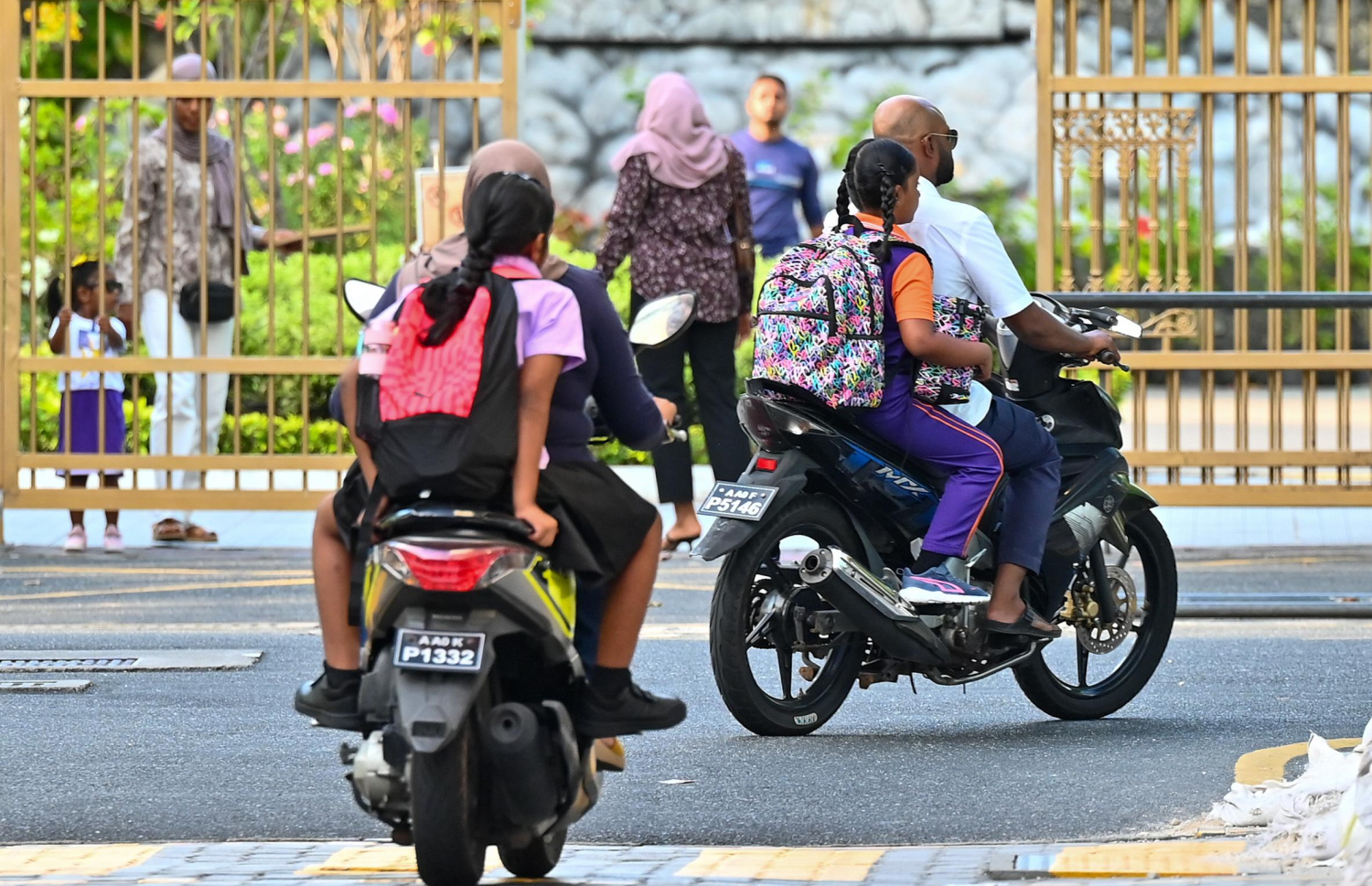 ތައުލީމީ އާ އަހަރުގެ ފުރަތަމަ ދުވަހު ކުދިންތަކެއް ބެލެނިވެރިންނާ އެކު، ސައިކަލުގައި ސްކޫލަށް ދަނީ.---ފޮޓޯ:ނިޝާން އަލީ | މިހާރު