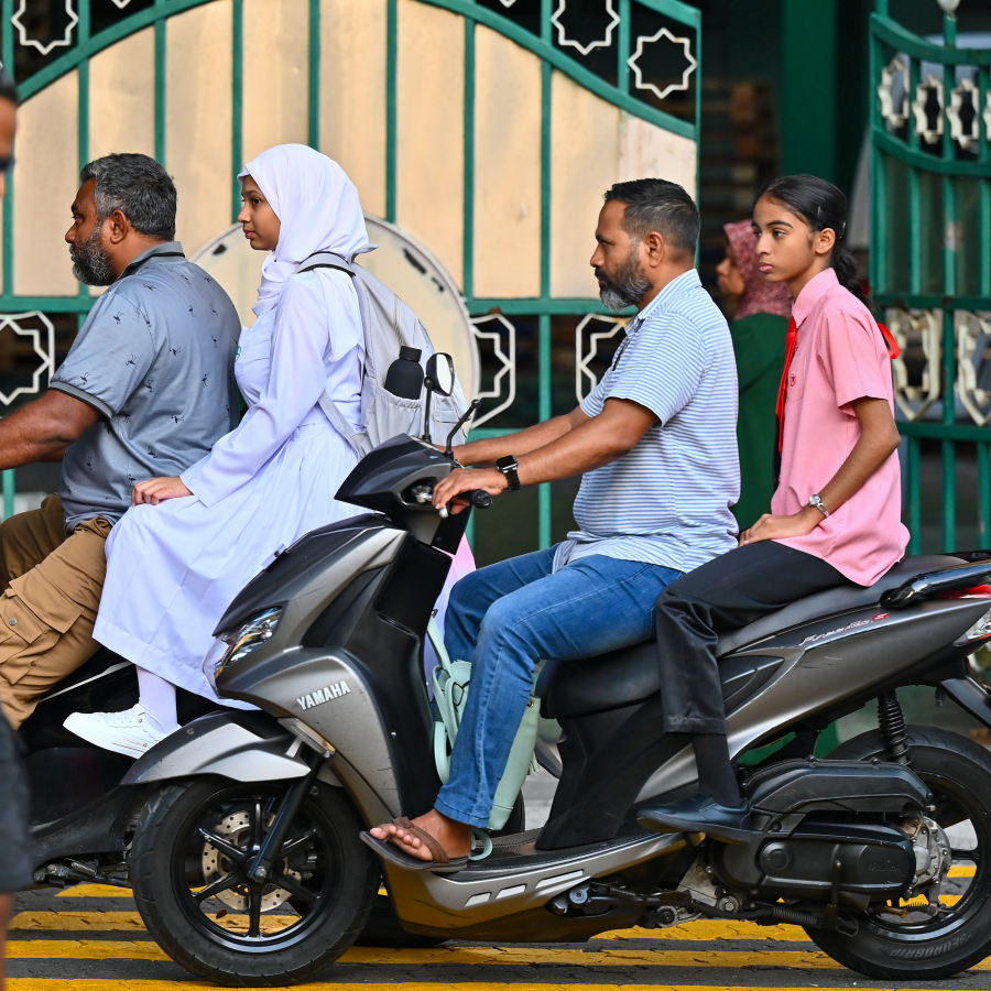 ތައުލީމީ އާ އަހަރުގެ ފުރަތަމަ ދުވަހު ކުދިންތަކެއް ބެލެނިވެރިންނާ އެކު، ސައިކަލުގައި ސްކޫލަށް ދަނީ.---ފޮޓޯ:ނިޝާން އަލީ | މިހާރު