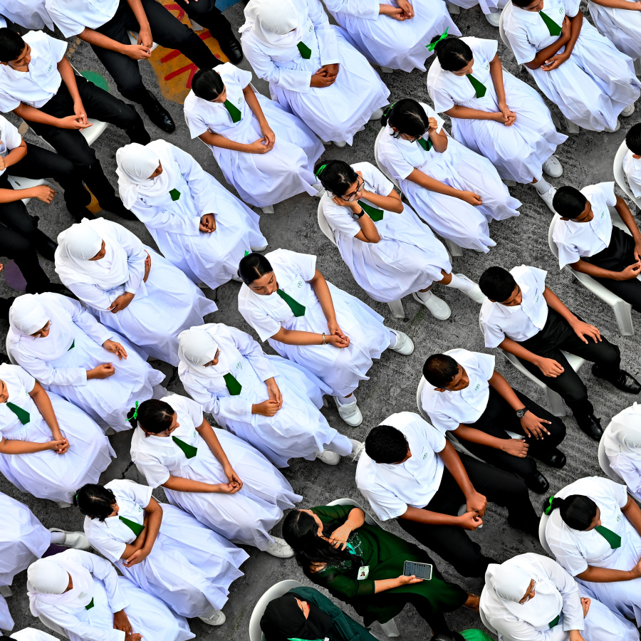 ދިރާސީ އާ އަހަރުގެ ކިޔެވުން ފެށުމަށް އަމީނިއްޔާ ސްކޫލްގައި ބޭއްވި އެސެމްބްލީގައި ބައިވެރިވި ކުދިންތަކެއް އިށީނދެގެން.-- ފޮޓޯ: ނިޝާން އަލީ/ މިހާރު