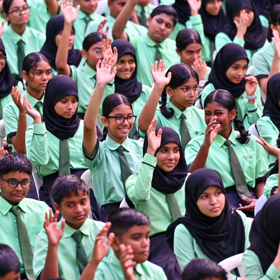 ދިރާސީ އާ އަހަރުގެ ކިޔެވުން ފެށުމަށް އަމީނިއްޔާ ސްކޫލްގައި ބޭއްވި އެސެމްބްލީގައި ބައިވެރިވި ކުދިންތަކެއް.-- ފޮޓޯ: ނިޝާން އަލީ/ މިހާރު