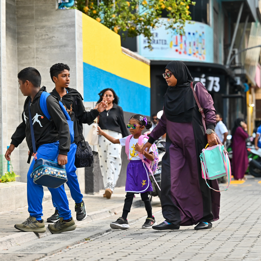 ދިރާސީ އާ އަހަރުގެ ފުރަތަމަ ދުވަހު ކެންގަރޫ ކިޑްސްގެ ކުއްޖަކު، އޭނާގެ ބެލެނިވެރިޔާއާ އެކު، ސްކޫލަށް ދަނީ.---ފޮޓޯ: ނިޝާން އަލީ | މިހާރު