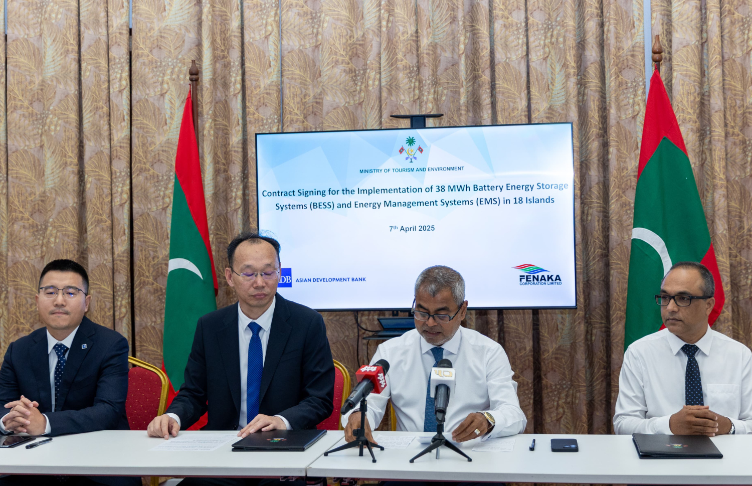 18 ރަށެއްގައި ބެޓެރީ އެނާޖީ ސްޓޯރޭޖް ސިސްޓަމް ބަހައްޓަން ޗައިނާގެ ތިން ކުންފުންޏަކާ ހަވާލުކުރުމަށް ބޭއްވި ރަސްމިއްޔާތު.-- ފޮޓޯ: ތިމާވެއްޓާ ބެހޭ މިނިސްޓްރީ