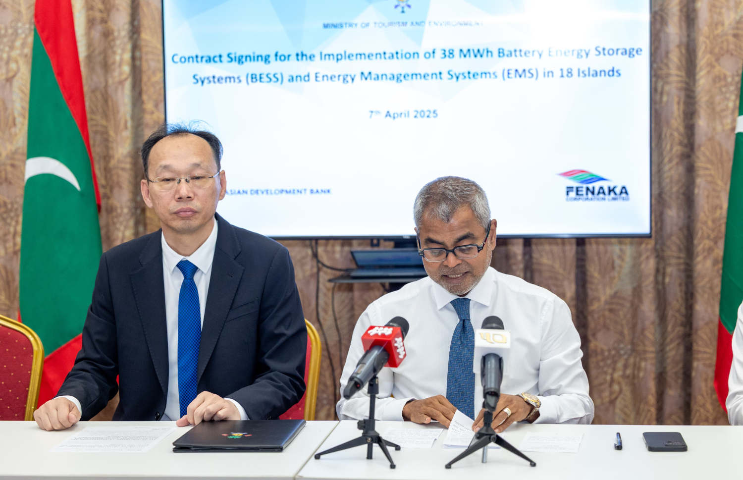 18 ރަށެއްގައި ބެޓެރީ އެނާޖީ ސްޓޯރޭޖް ސިސްޓަމް ބަހައްޓަން ޗައިނާގެ ތިން ކުންފުންޏަކާ ހަވާލުކުރުމަށް ބޭއްވި ރަސްމިއްޔާތު.-- ފޮޓޯ: ތިމާވެއްޓާ ބެހޭ މިނިސްޓްރީ