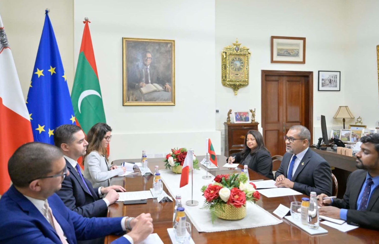 ފޮރިން މިނިސްޓަރު ހަލީލް، މޯލްޓާގެ ބޮޑުވަޒީރުގެ ނައިބާ ބައްދަލުކުރައްވަނީ.--- ފޮޓޯ: ފޮރިން މިނިސްޓްރީ