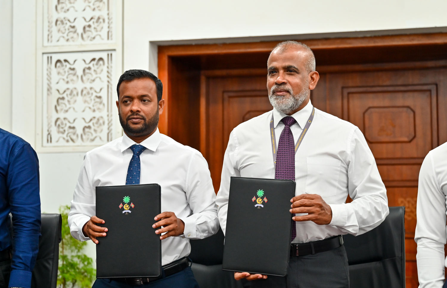 އައްޑޫ ލިންކް ރޯޑް އަލުން ހެދުމަށް މަޝްރޫއުގެ އެއްބަސްވުމުގައި ސޮއިކުރުމުގެ ރަސްމިއްޔާތުގައި މިނިސްޓަރު ޑރ. އަބްދުﷲ މުއްތަލިބާއި އާރުޑީސީގެ މެނޭޖިން ޑިރެކްޓަރު އަލީ ޒުހައިރު މިދިޔަ އޭޕްރީލް 8 ގައި އެއްބަސްވުމާ އެކު ފޮޓޯއަކަށް ހުއްޓި ވަޑައިގެން.-- ފޮޓޯ: ނިޝާން އަލީ | މިހާރު