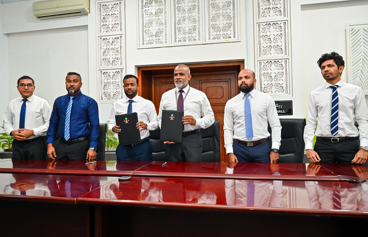 އައްޑޫ ލިންކް ރޯޑް އަލުން ހެދުމަށް މަޝްރޫއުގެ އެއްބަސްވުމުގައި ސޮއިކުރުމުގެ ރަސްމިއްޔާތު.-- ފޮޓޯ: ނިޝާން އަލީ | މިހާރު