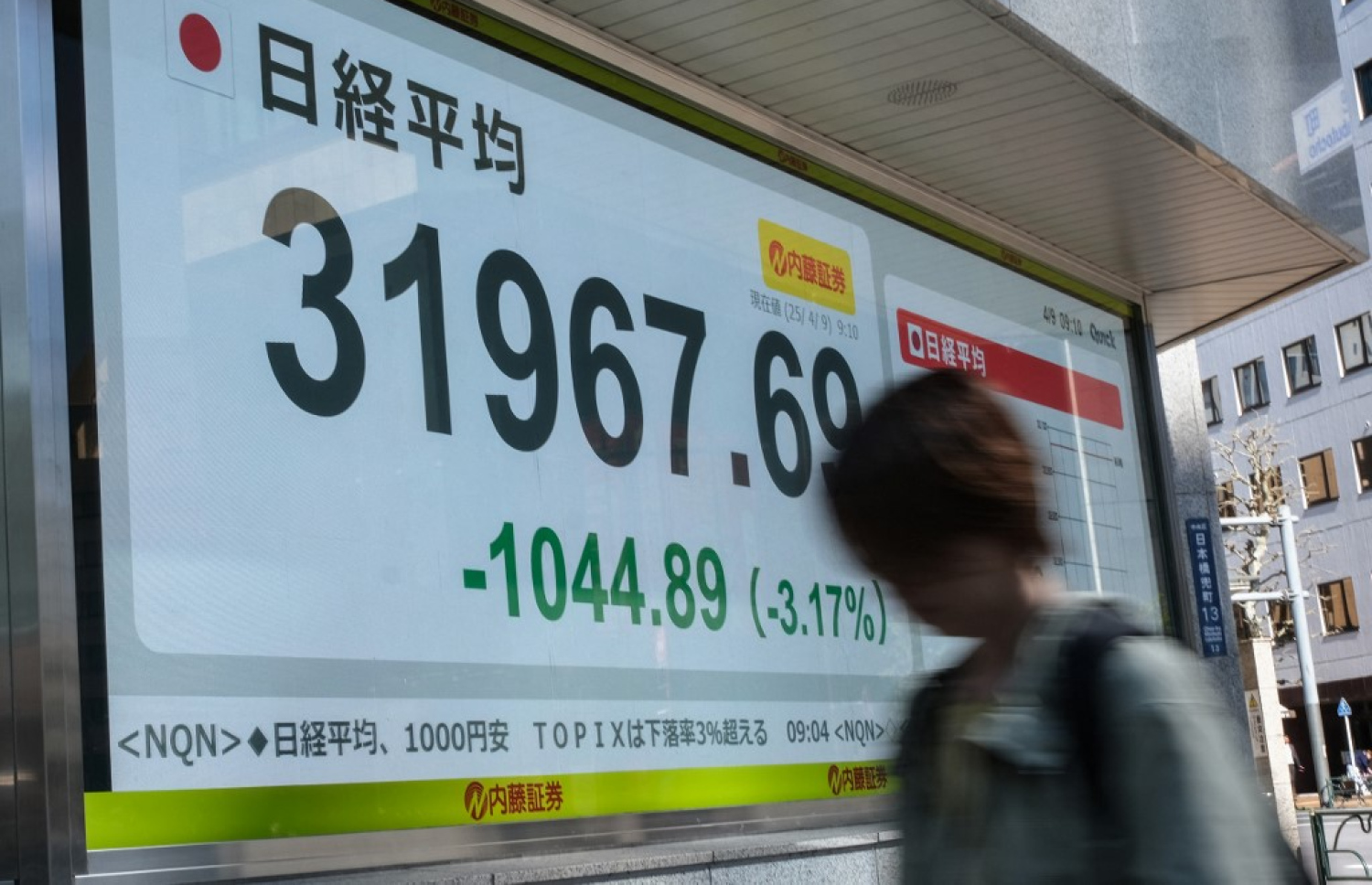 ޖަޕާނުގެ ޓޯކްޔޯ ސްޓޮކް އެކްސްޗޭންޖުގެ ހިސާބުތައް ފެންނަ ބޯޑެއްގެ ކައިރިން މީހަކު މިއަދު ހިނގާފައި ދަނީ: އެމެރިކާއާ ހެދި ފެށިފައިވާ ވިޔަފާރީގެ ހަނގުރާމައާ އެކު ހިއްސާގެ ބާޒާރުތަކަށް ވަނީ ބޮޑު ލޮޅުމެއް އަރާފައި. -- ފޮޓޯ: އޭއެފްޕީ