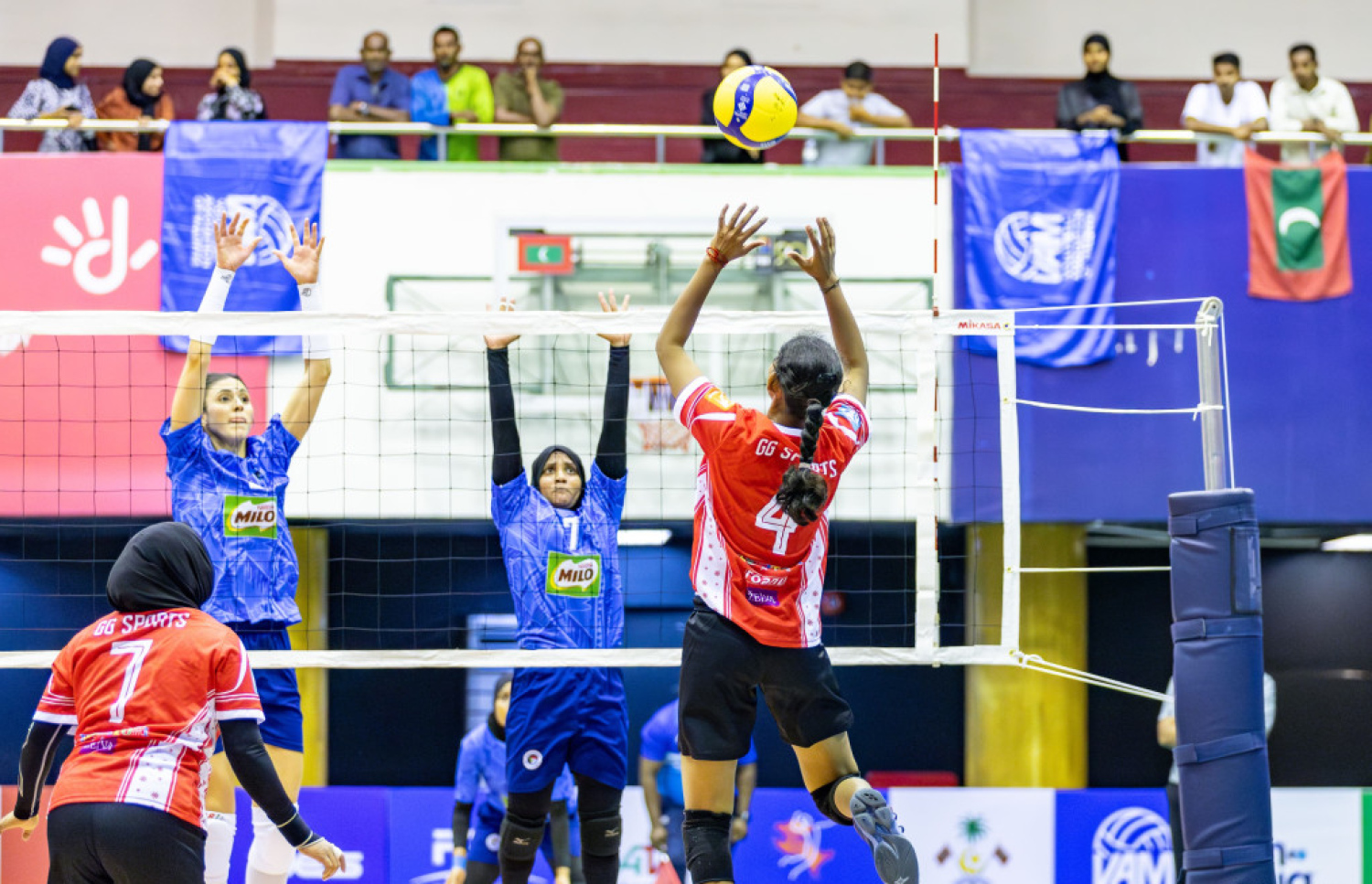 ޕޮލިހާއި ޖީޖީ ބައްދަލުކުރި މެޗުގެ ތެރެއިން. -- ފޮޓޯ: ވީއޭއެމް