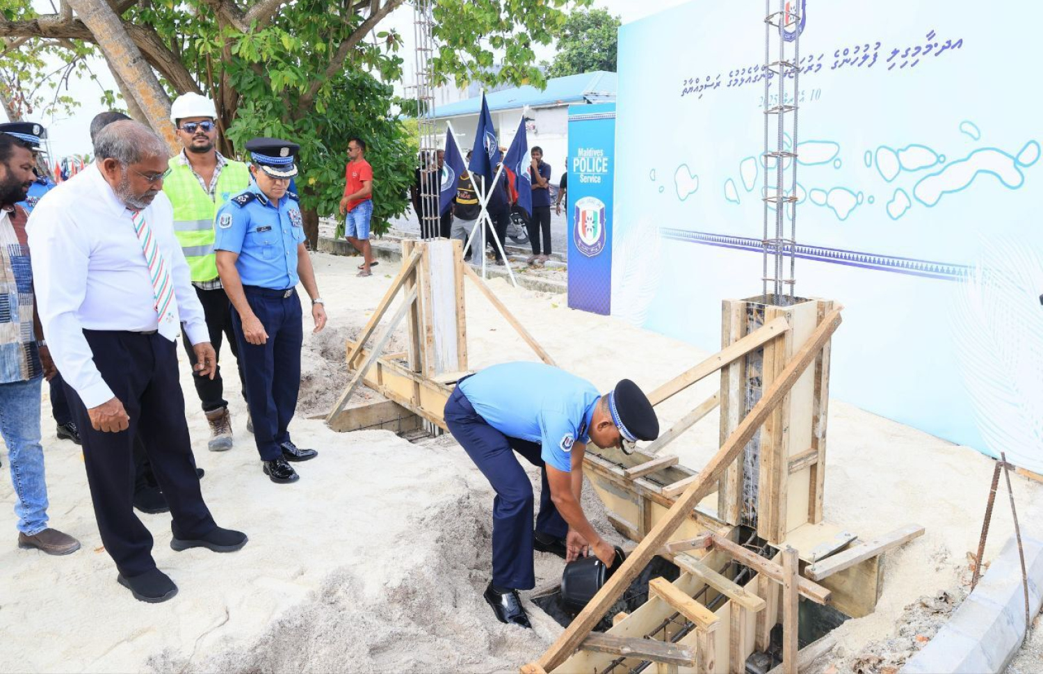 އދ. މާމިގިލީގެ ފުލުހުންގެ މަރުކަޒުގެ ބިންގާ އެޅުމުގެ ރަސްމިއްޔާތު.-- ފޮޓޯ: ޕޮލިސް