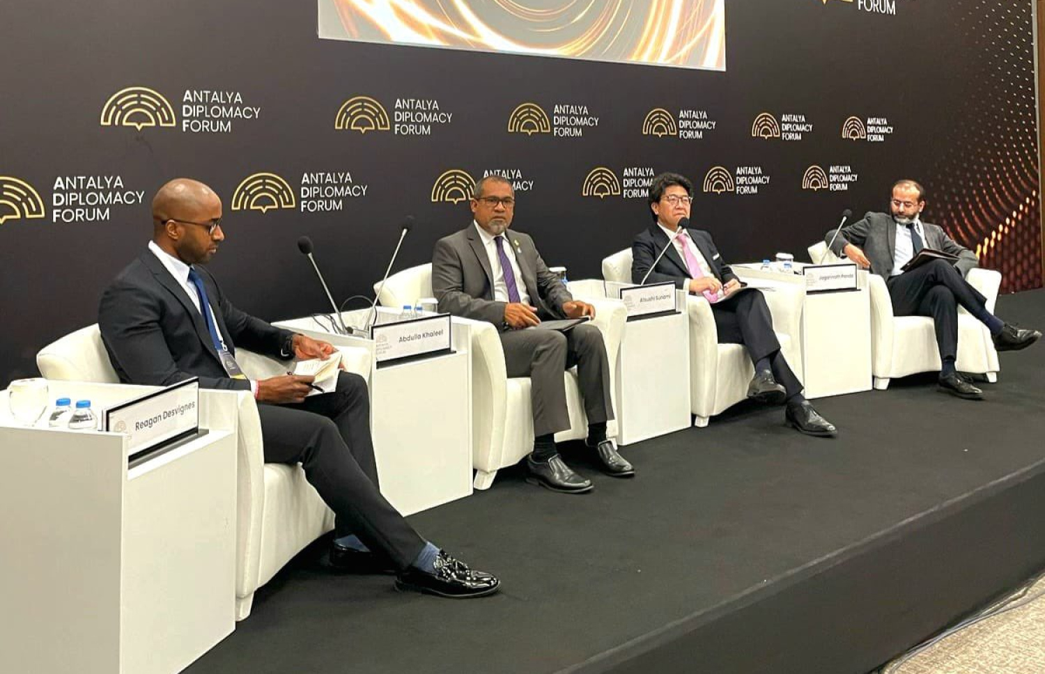 "ޖިއޯސްޓްރެޓެޖިކް ޑައިނަމިކްސް އިން ދަ އޭޝިއާ ޕެސިފިކް"ގެ ނަމުގައި ބޭއްވި މަތީ ފެންވަރުގެ ޕެނަލް ޑިސްކަޝަންގައި މިނިސްޓަރު ހަލީލް ބައިވެރިވެވަޑައިގަންނަވަނީ. --ފޮޓޯ: ފޮރިން މިނިސްޓްރީ