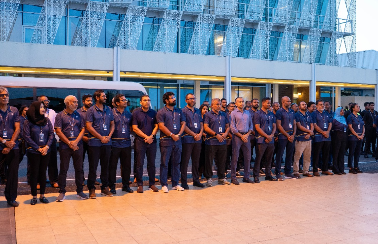 ވެލާނާ އިންޓަނޭޝަނަލް އެއާޕޯޓަށް 59 އަހަރު ފުރުން ފާހަގަކުރުމަށް މިއަދުގެ ހެނދުނު ބޭއްވި ރަސްމިއްޔާތުގައި ބައިވެރިވި ބައެއް މުވައްޒަފުން.---ފޮޓޯ: އެމްއޭސީއެލް