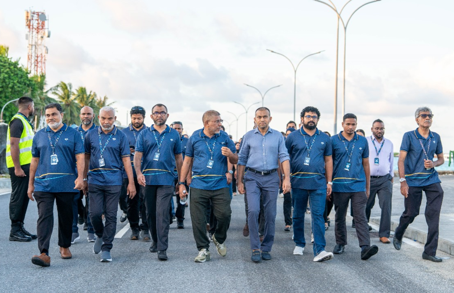 ވެލާނާ އިންޓަނޭޝަނަލް އެއާޕޯޓަށް 59 އަހަރު ފުރުން ފާހަގަކުރުމަށް މިއަދުގެ ހެނދުނު ބޭއްވި ހިނގާލުމުގައި އެމްއޭސީއެލްގެ އެމްޑީ ޝަރީފާއި އެހެން މުވައްޒަފުން.---ފޮޓޯ: އެމްއޭސީއެލް