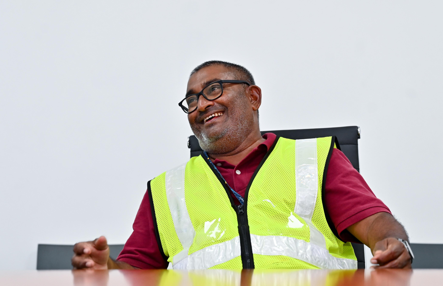 ވެލާނާ އެއާޕޯޓަށް ގިނަ ދުވަސްތަކެއް ވަންދެން ހިދުމަތްކޮށްފައިވާ އިސްމާއިލް މަނިކު "މިހާރު"އަށް އިންޓަވިއު ދެނީ.-- ފޮޓޯ: ނިޝާން އަލީ | މިހާރު