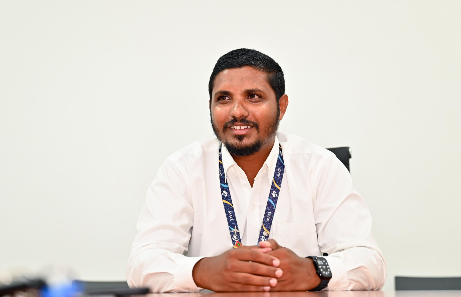 ވެލާނާ އެއާޕޯޓުގެ އެއާކްރާފްޓް ޓާން އެރައުންޑް، ސީނިއާ އޮފިސަރު ހަސަން އަލީ "މިހާރު"އަށް އިންޓަވިއު ދެނީ.-- ފޮޓޯ: ނިޝާން އަލީ