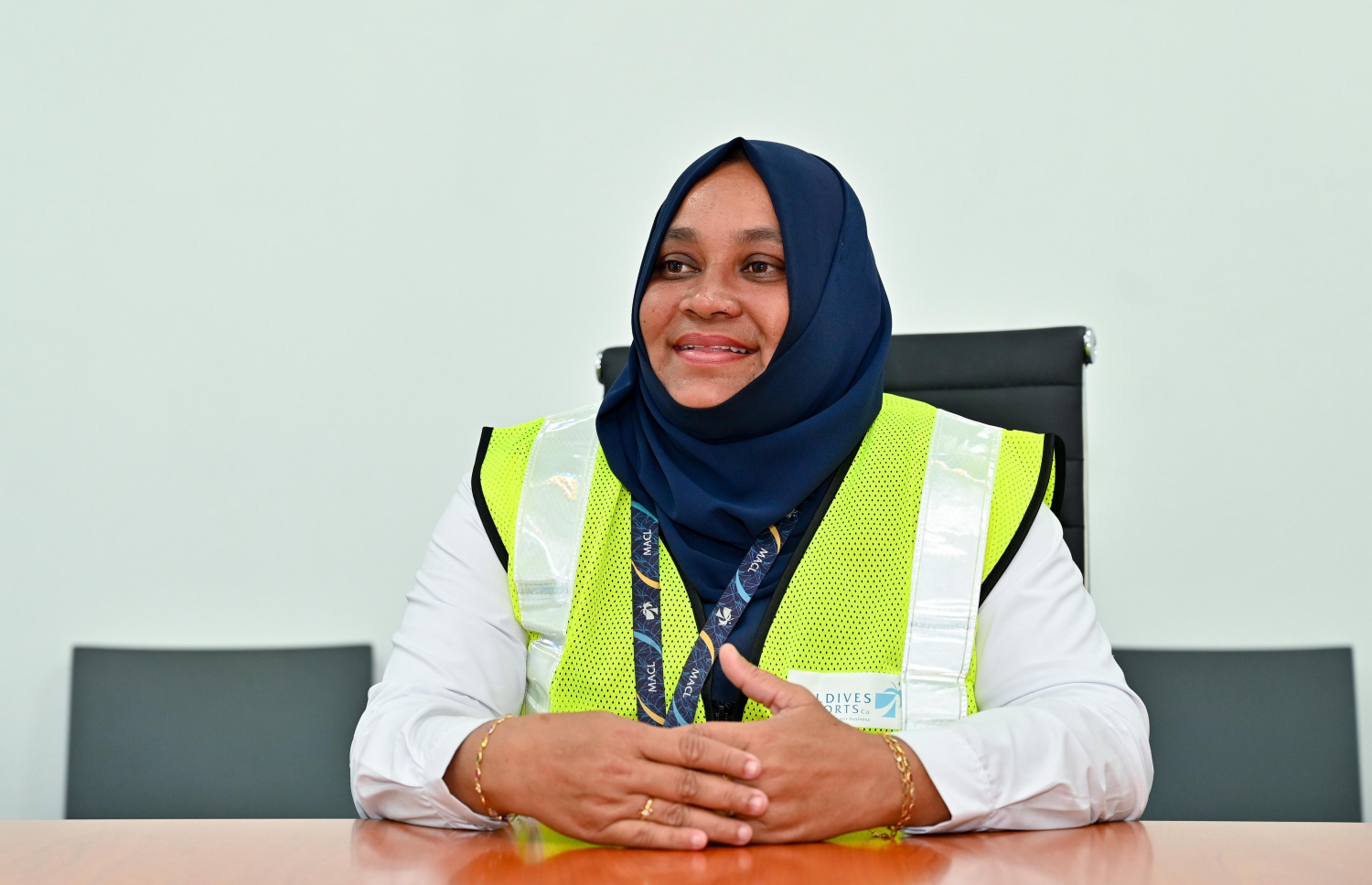 ވެލާނާ އެއާޕޯޓުގެ ރޭމްޕުގެ ފުރަތަމަ އަންހެން ބަސް ޑްރައިވަރު ސިއްދީގާ އިބްރާހިމް "މިހާރު"އަށް އިންޓަވިއު ދެނީ.-- ފޮޓޯ: ނިޝާން އަލީ | މިހާރު