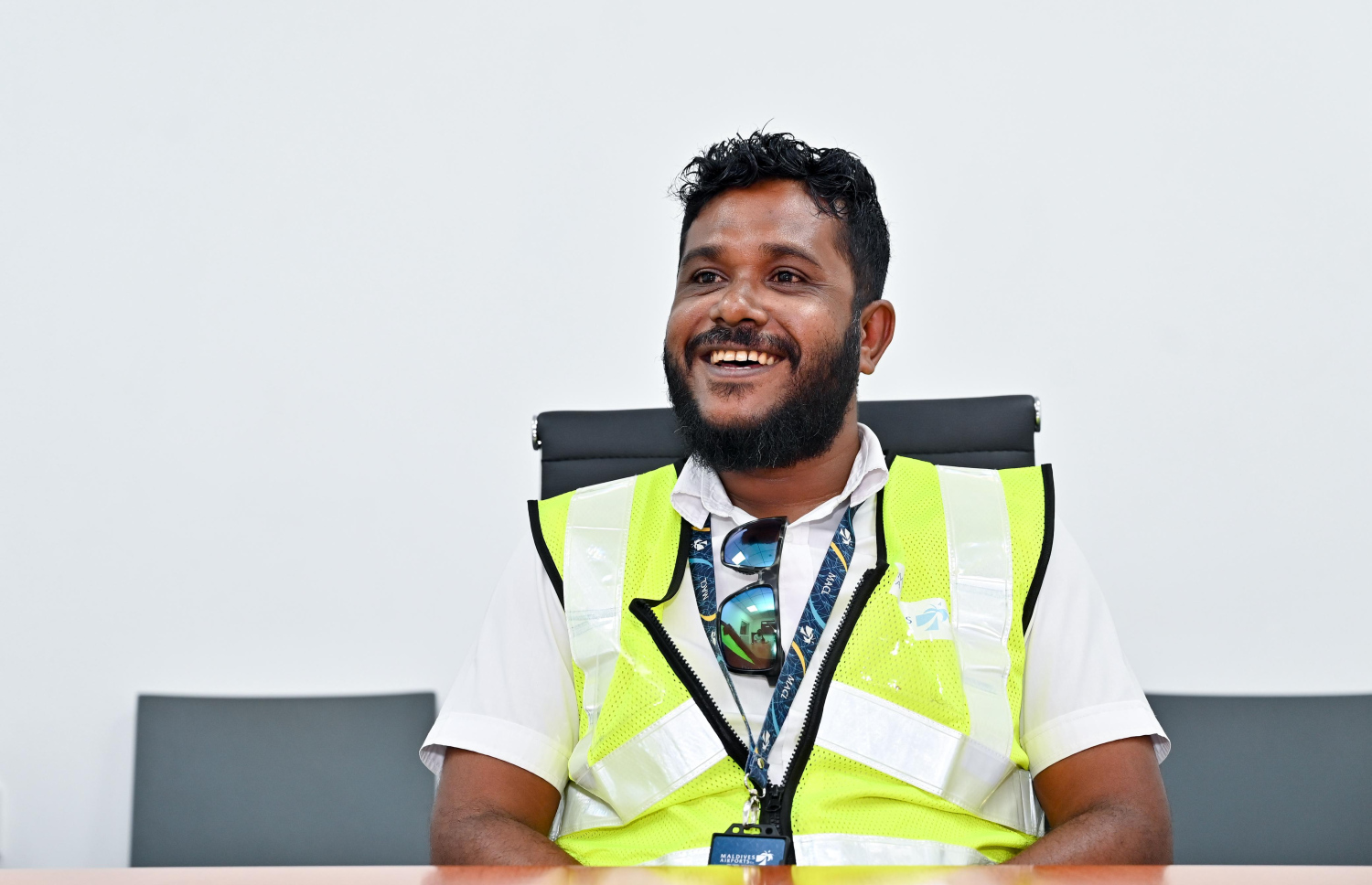 ވެލާނާ އެއާޕޯޓުގެ ރޭމްޕް ސާވިސް ސުޕަވައިޒަރު، އަބްދުﷲ ޒިއާމް "މިހާރު"އަށް އިންޓަވިއު ދެނީ.-- ފޮޓޯ: ނިޝާން އަލީ | މިހާރު