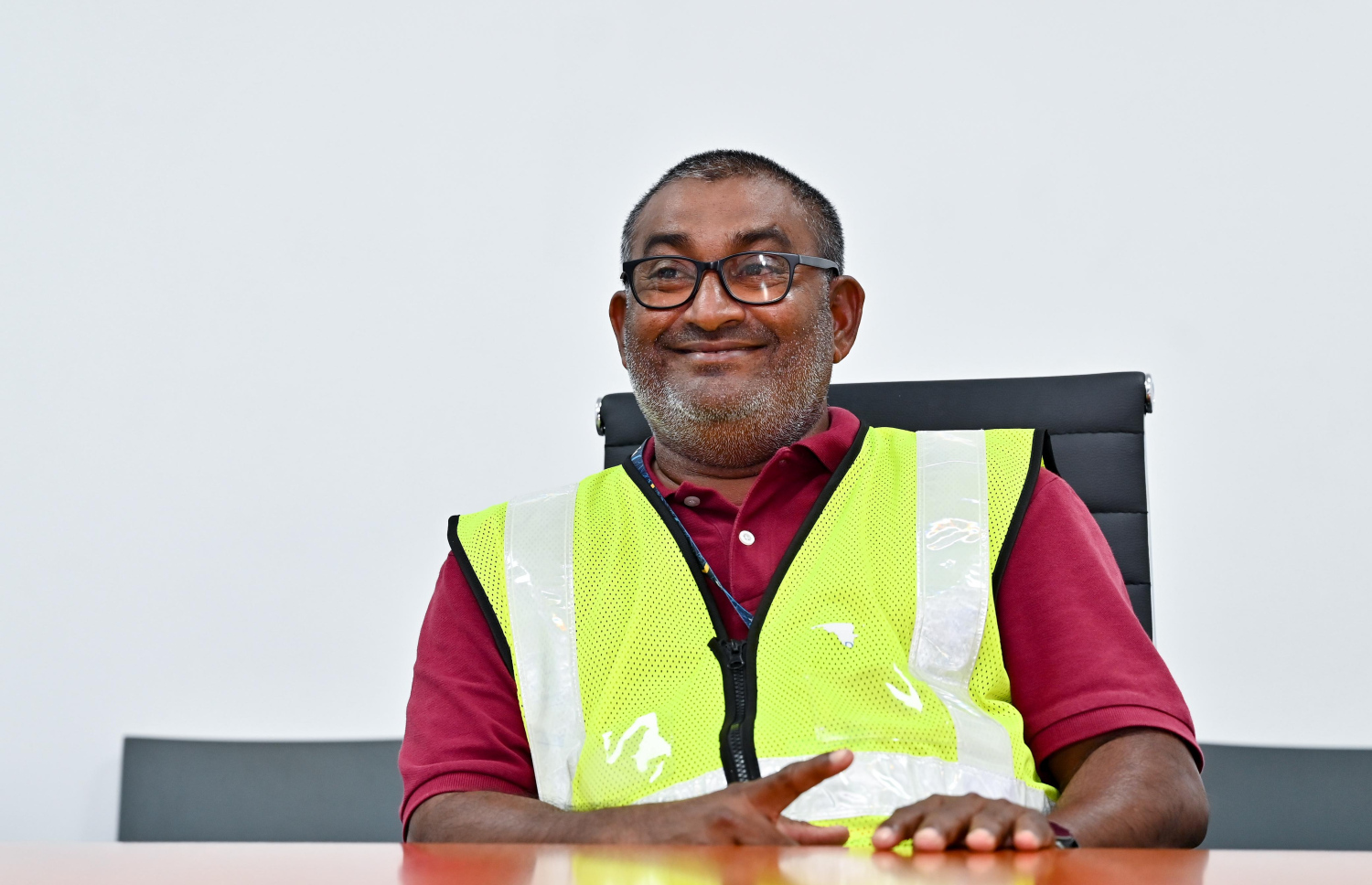 ވެލާނާ އެއާޕޯޓަށް ގިނަ ދުވަސްތަކެއް ވަންދެން ހިދުމަތްކޮށްފައިވާ އިސްމާއިލް މަނިކު "މިހާރު"އަށް އިންޓަވިއު ދެނީ.-- ފޮޓޯ: ނިޝާން އަލީ | މިހާރު