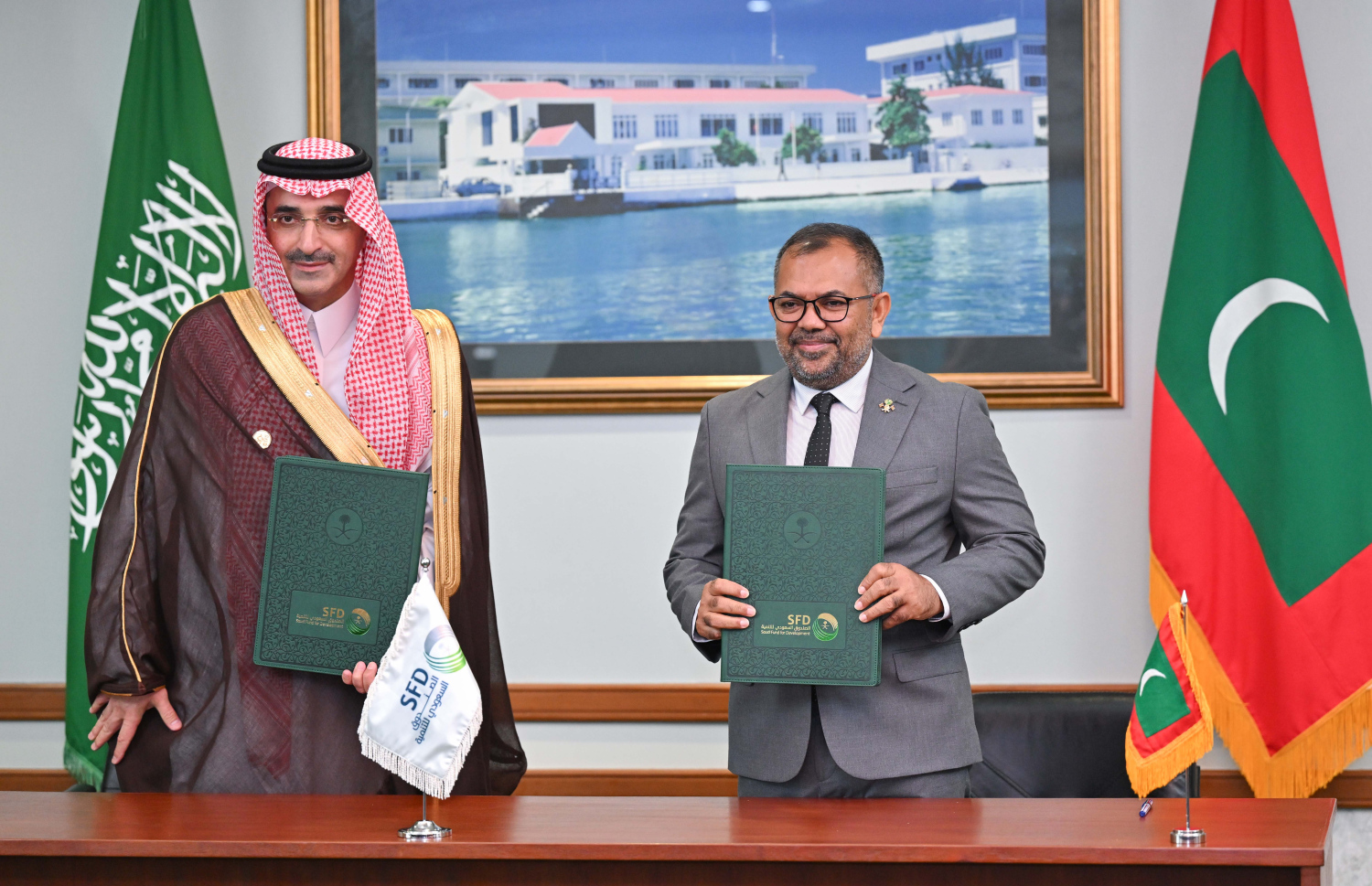 ވީއައިއޭގެ އާ ޓާމިނަލްގެ މަސައްކަތް ނިންމަން ސައޫދީ ފަންޑުން އިތުރަށް ދޭ 17 މިލިއަން ޑޮލަރުގެ ލޯނުގެ އެއްބަސްވުން ރާއްޖޭގެ ފިނޭންސް މިނިސްޓަރު ޒަމީރާއި ސައޫދީ ޑިވެލޮޕްމަންޓު ފަންޑުގެ ސީއީއޯ މަރްޝަދު މިއަދު ސޮއިކުރެއްވުމަށް ފަހު ފޮޓޯއަކަށް ހުއްޓިވަޑައިގެން.---ފޮޓޯ: ރައީސް އޮފީސް