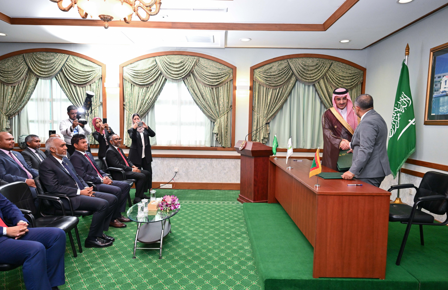 ވީއައިއޭގެ އާ ޓާމިނަލްގެ މަސައްކަތް ނިންމަން ސައޫދީ ފަންޑުން އިތުރަށް ދޭ 17 މިލިއަން ޑޮލަރުގެ ލޯނުގެ އެއްބަސްވުމުގައި ސޮއިކުރުމުގެ ރަސްމިއްޔާތުގައި ރައީސް މުއިއްޒާއި ނައިބު ރައީސް ހުސައިން ބައިވެރިވެވަޑައިގަންނަވަނީ.---ފޮޓޯ: ރައީސް އޮފީސް