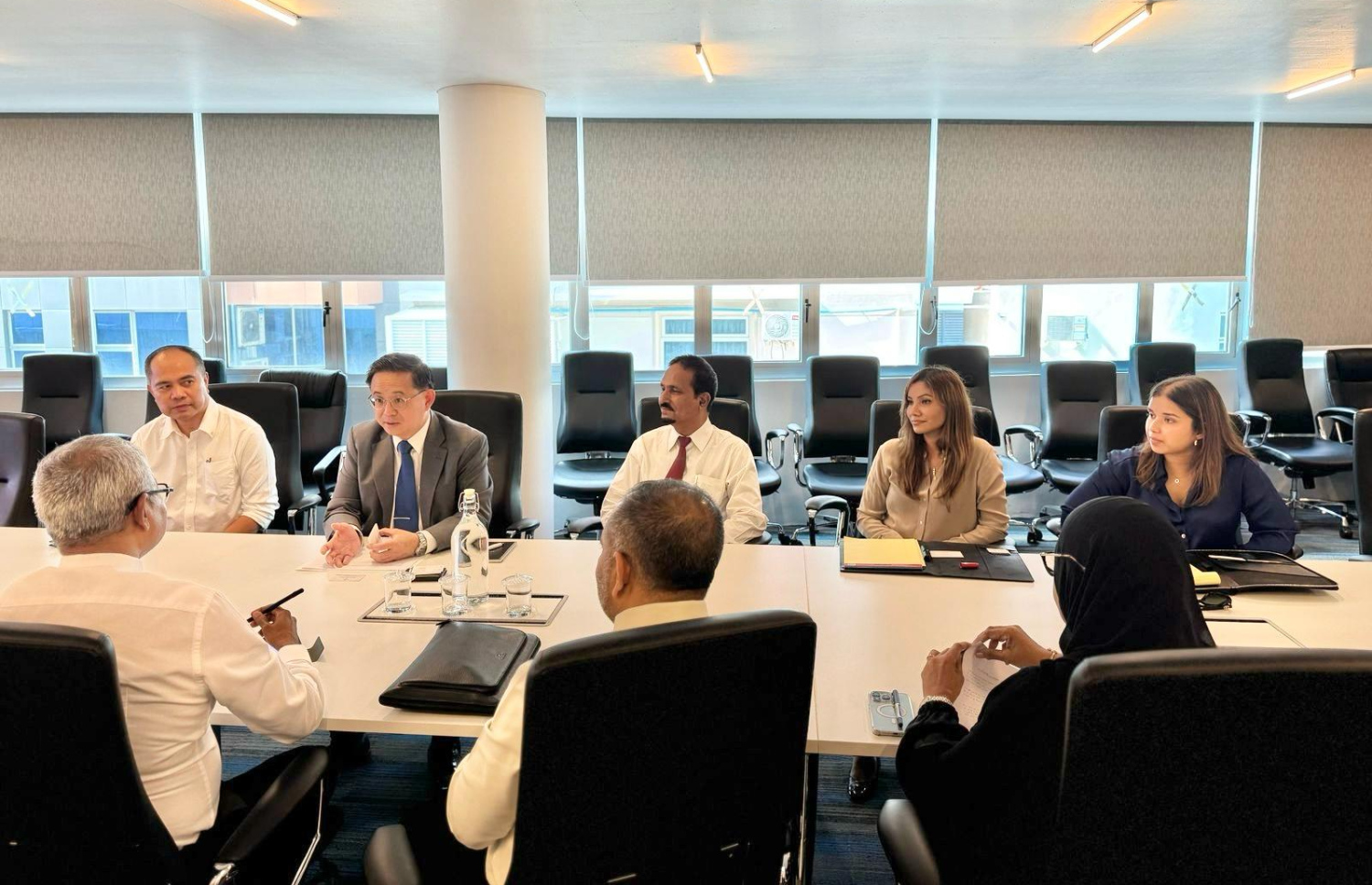 ޝަންގްރިލާގެ މެނޭޖްމެންޓްގެ ބޭފުޅުންނާ މަޝްވަރާ ކުރަނީ -- ފޮޓޯ: ޓޫރިޒަމް މިނިސްޓްރީ