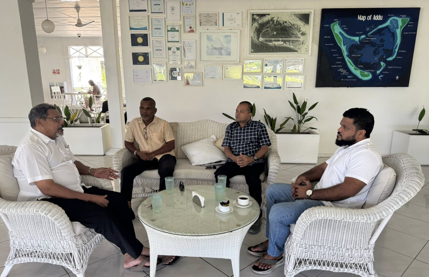 އައްޑޫ މޭޔަރު ނިޒާރާއި ސިޓީ ކައުންސިލްގެ އެހެން ބައެއް ބޭފުޅުން އީކުއޭޓާ ވިލެޖުގެ އިސްވެރިއަކާ އިއްޔެ ބައްދަލުކުރައްވަނީ.---ފޮޓޯ: އައްޑޫ ސިޓީ ކައުންސިލް