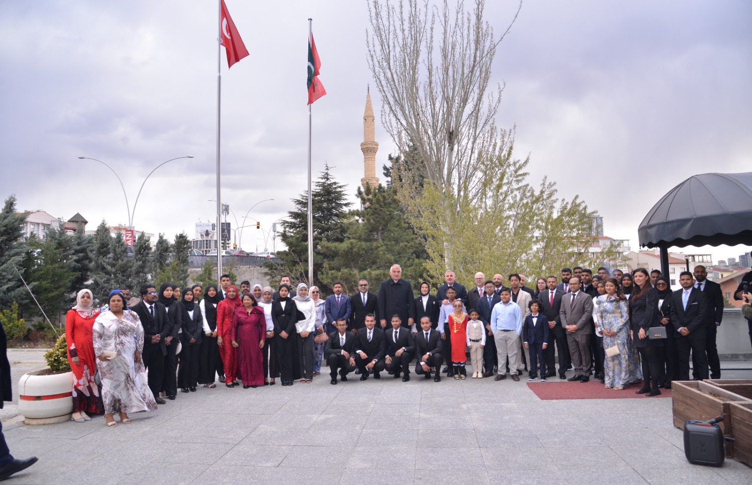 ތުރުކީގައި ރާއްޖޭގެ އެމްބަސީ ހުޅުވަން ބޭއްވި ރަސްމިއްޔާތުގައި ބައިވެރިވެވަޑައިގެންނެވި ބައެއް ބޭފުޅުން.-- ފޮޓޯ: ފޮރިން މިނިސްޓްރީ