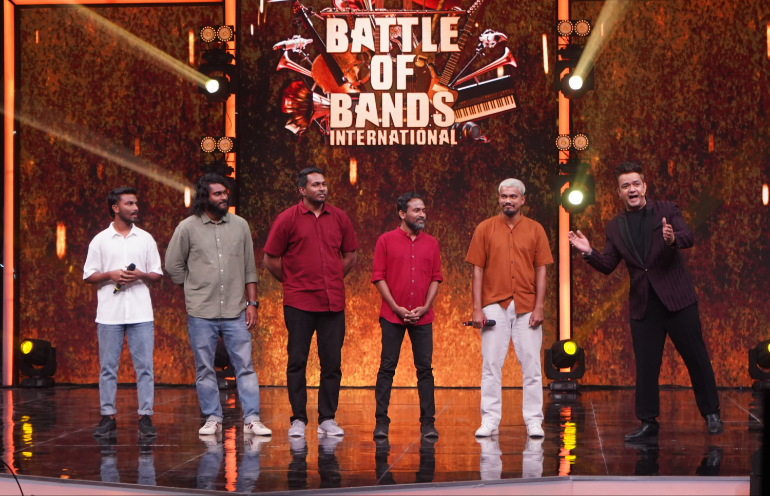 ދިވެހި ބޭންޑް "ޓޫ އޮފް އަސް"ގެ ބައިވެރިން: އެ ބޭންޑް ވަނީ "ބެޓުލް އޮފް ބޭންޑްސް އިންޓަނޭޝަނަލް" ސެމީ ފައިނަލަށް ހޮވިފައި.-- ފޮޓޯ: ސާރޭގަމަ އިންޑިއާ ލިމިޑެޓް