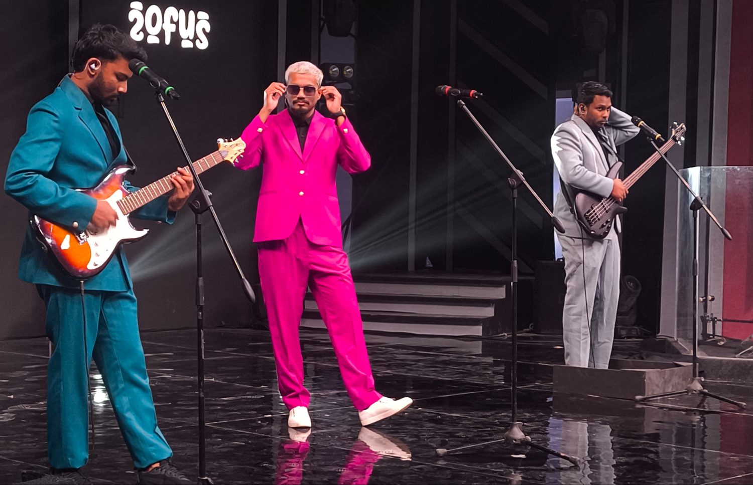 އިންޑިއާގެ ރިއަލިޓީ ޝޯ "ބެޓުލް އޮފް ބޭންޑްސް އިންޓަނޭޝަނަލް"ގައި ދިވެހި ބޭންޑް "ޓޫ އޮފް އަސް"ގެ ބައިވެރިން ޕާފޯމްކުރަނީ.-- ފޮޓޯ: ސާރޭގަމަ އިންޑިއާ ލިމިޑެޓް