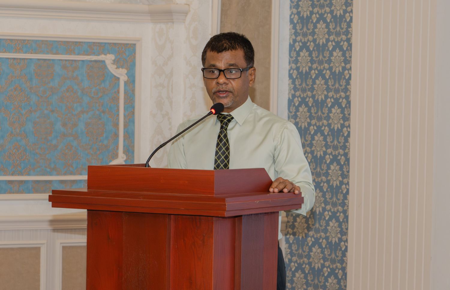 ހެލްތު ސެންޓަރުތަކާއި ހޮސްޕިޓަލްތަކުގެ އިސްވެރިންނަށް ހާއްސަކޮށް ތަމްރީނު ޕްރޮގްރާމު ފެށުމަށް އިއްޔެ ބޭއްވި ރަސްމިއްޔާތުގައި މިނިސްޓަރު ނާޒިމް ވާހަކަދައްކަވަނީ.-- ފޮޓޯ: ސީއެސްސީ