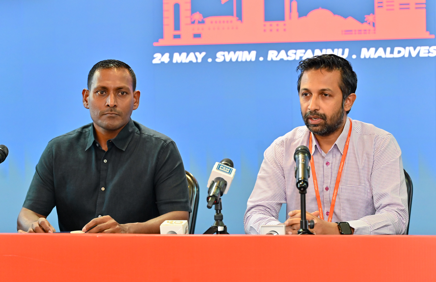 ދިރާގުގެ ޑިރެކްޓާ ބްރޭންޑް އެންޑް މާކެޓިން ކޮމިއުނިކޭޝަންސް މިރުޝާން ހަސަން (ކ) އާއި ސުވިމް މޯލްޑިވްސްގެ ރައީސް ހުސެއިން ޝަމީމް  ނޫސްވެރިންނަށް މައުލޫމާތު ދެއްވަނީ. -- ފޮޓޯ: ނިޝާން އަލީ | މިހާރު