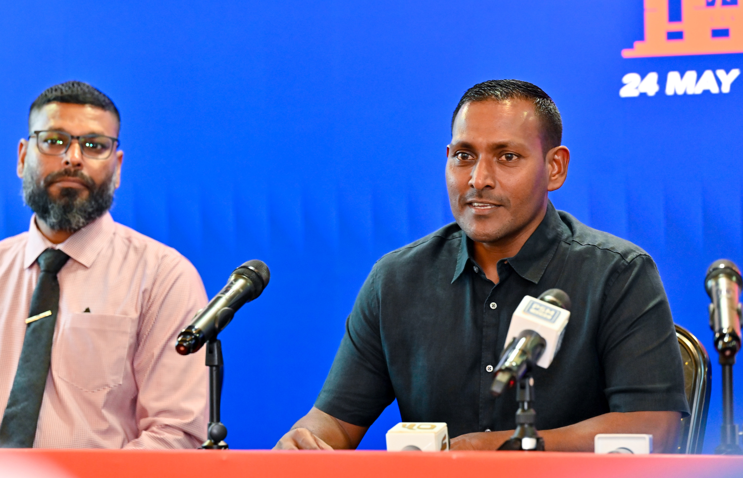 ސުވިމް މޯލްޑިވްސްގެ ރައީސް ހުސެއިން ޝަމީމް (ކ) ނޫސްވެރިންގެ ބައްދަލުވުމުގައި ވާހަކަ ދައްކަވަނީ. -- ފޮޓޯ: ނިޝާން އަލީ | މިހާރު