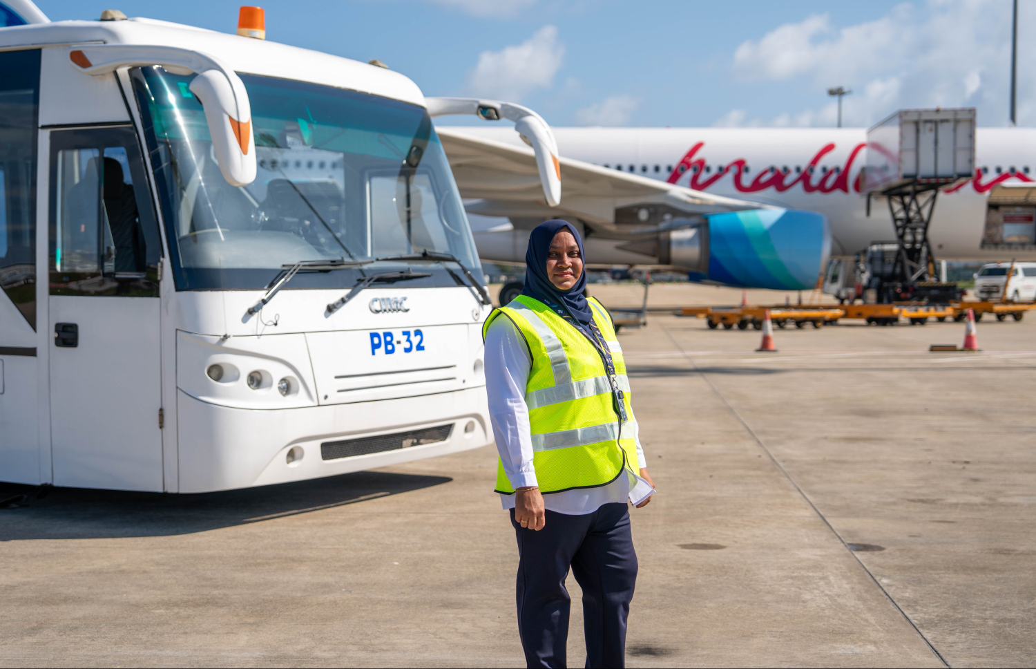 ވެލާނާ އެއާޕޯޓުގެ ރޭމްޕުގެ ފުރަތަމަ އަންހެން ބަސް ޑްރައިވަރު ސިއްދީގާ އިބްރާހިމް.-- ފޮޓޯ: އެމްއޭސީއެލް