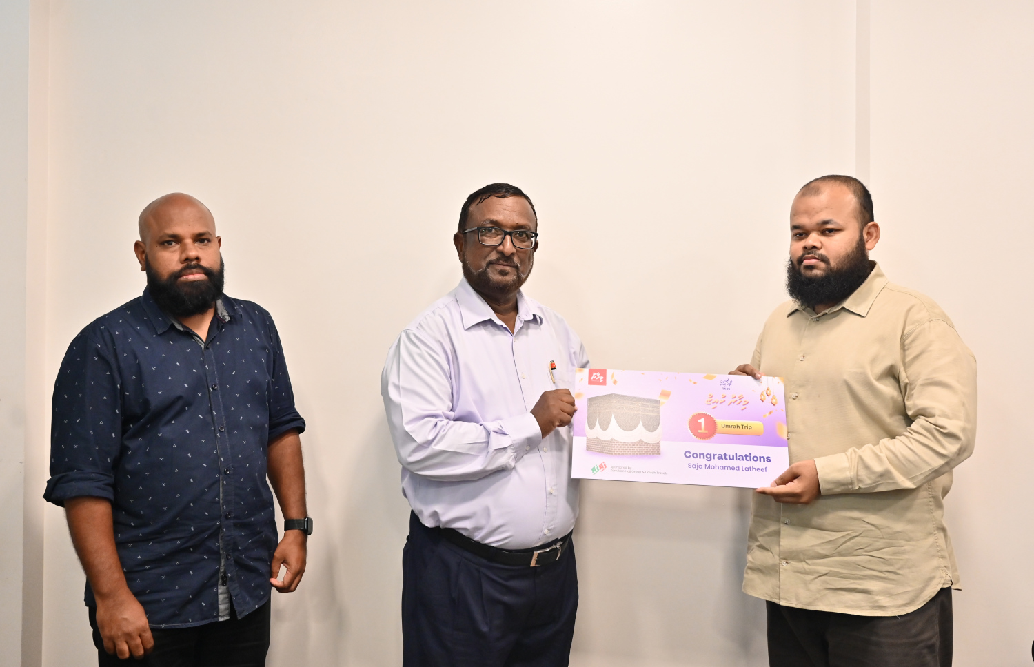 ރޯދަ ކުއިޒުން އެއްވަނަ ހޯއްދެވި ސަޖާގެ ފަރާތުން ބޭބެ، ސަލްމާނަށް، ޒަމްޒަމް ޖަމާއަތު މެނޭޖިން ޑިރެކްޓަރު އަޒީބެ، އެ ޖަމާއަތުން ހުށަހެޅި އުމްރާ ދަތުރުގެ ރަމްޒީ ލިޔުން މިއަދު ހަވާލުކުރައްވަނީ.-- ފޮޓޯ: ނިޝާން އަލީ/ މިހާރު