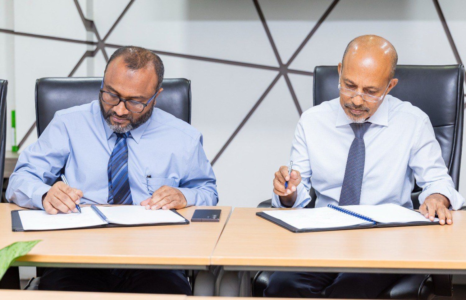 ހުޅުމާލެ 2 ގައި މިސްކިތް އެޅުމަށް ބިން ހަވާލުކުރުމުގެ އެގްރިމެންޓުގައި އެޗްޑީސީގެ އެމްޑީ މައުރޫފް (ކ) އަދި އިސްލާމިކް މިނިސްޓަރު ޑރ. ޝަހީމް ސޮއިކުރައްވަނީ-- ފޮޓޯ: އިސްލާމިކް މިނިސްޓްރީ