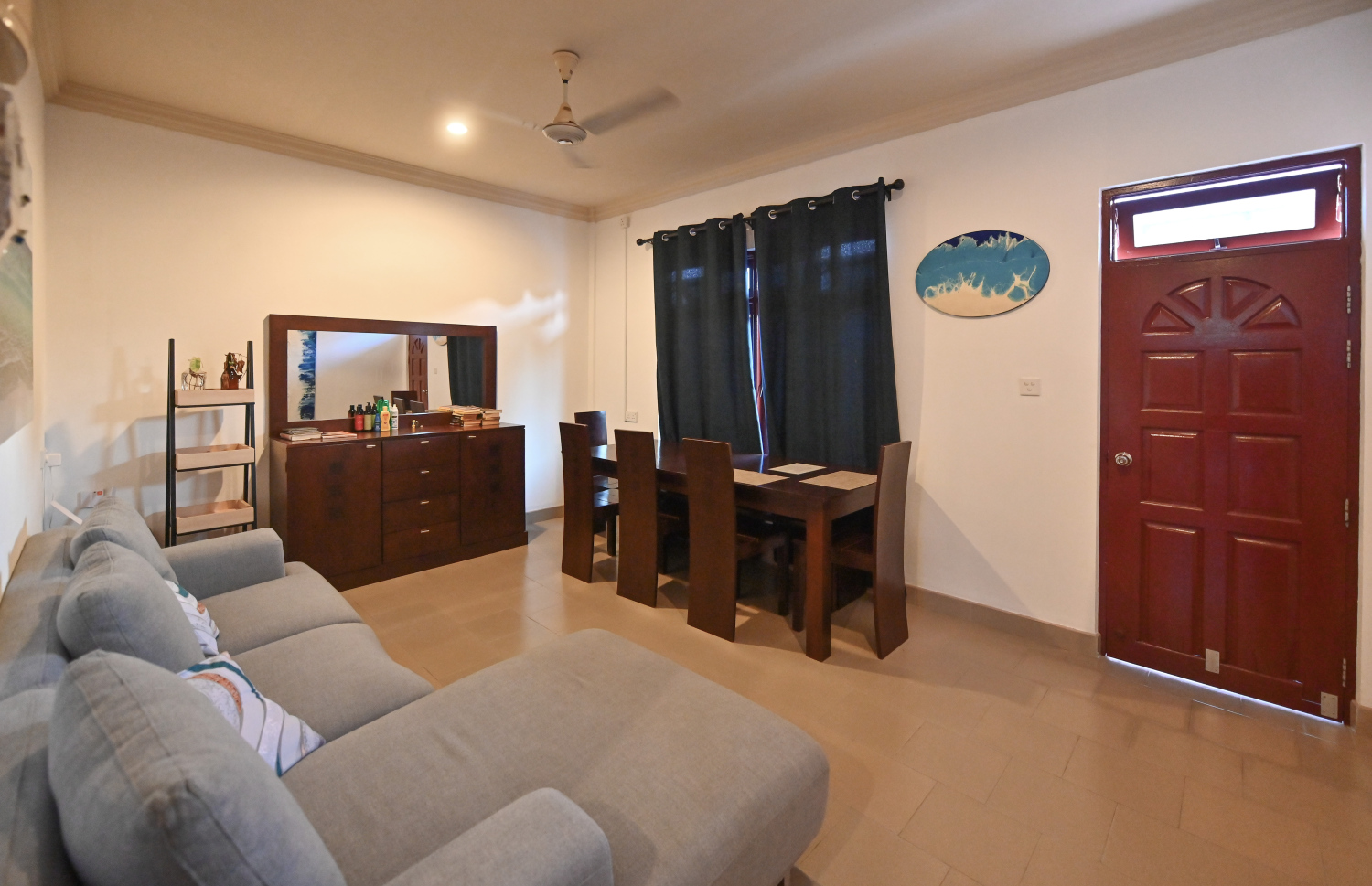 ރިނބުދޫގެ ބީޗު ކުރިމަތީގައި ހިންގާ ޑެލްފީނޯ ގެސްޓްހައުސްގެ އެތެރެ.-- ފޮޓޯ: ނިޝާން އަލީ/ މިހާރު