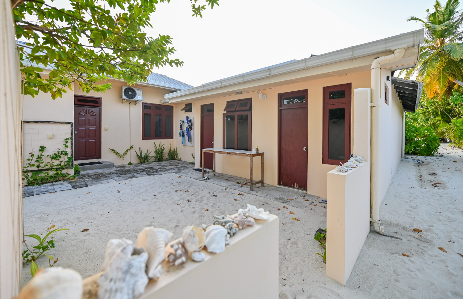 ރިނބުދޫގައި ހިންގާ ޑެލްފީނޯ ގެސްޓްހައުސް ކުރިމަތި.- ފޮޓޯ: ނިޝާން އަލީ/ މިހާރު