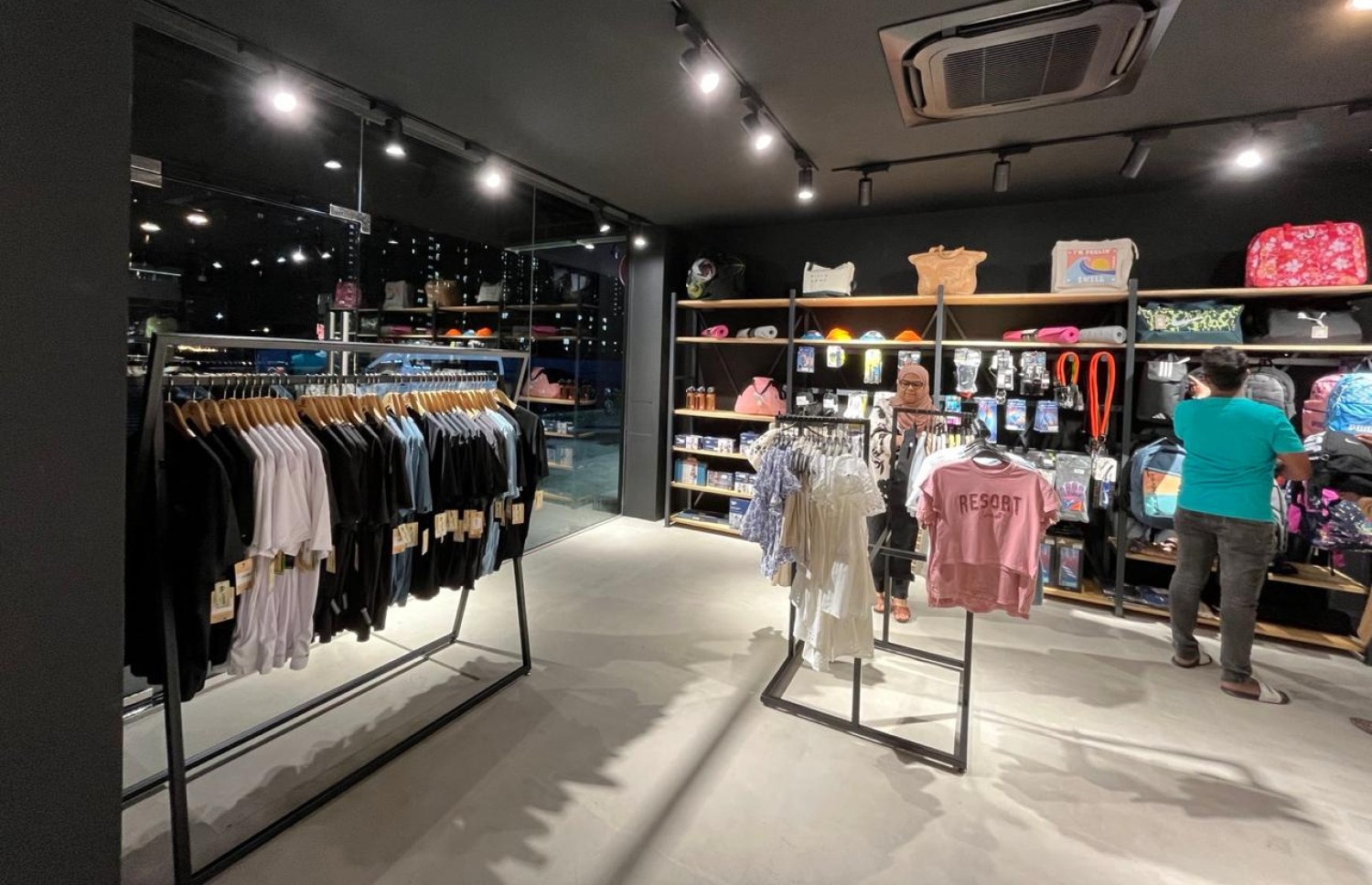 ހުޅުމާލެ 2 ގައި ހުންނަ ސޮނީ ސްޕޯޓްސް ލައިފްސްޓައިލް ފިހާރައިގެ އެތެރެ.