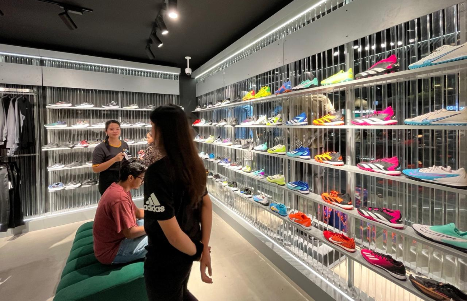 ހުޅުމާލެ 2 ގައި ހުންނަ ސޮނީ ސްޕޯޓްސް ލައިފްސްޓައިލް ފިހާރައިގެ އެތެރެ.