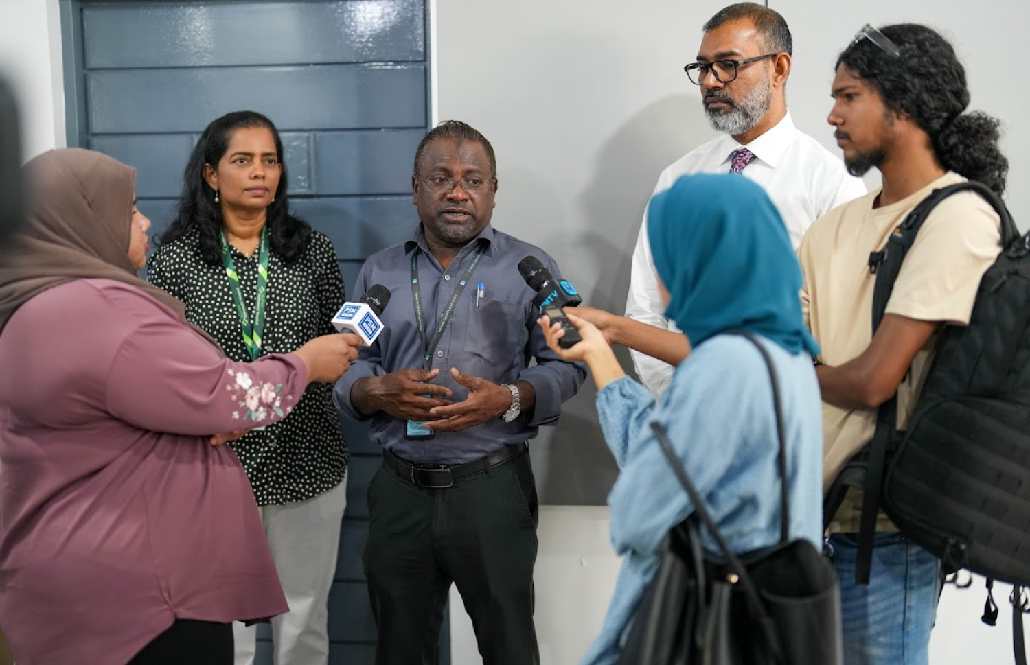 ވޫންޑު ކްލިނިކް ހުޅުވައިދެއްވުމަށްފަހު ޑރ. ވަހީދު އިންޓަވިއުދެއްވަނީ.-- ފޮޓޯ: ހުޅުމާލެ ހޮސްޕިޓަލް