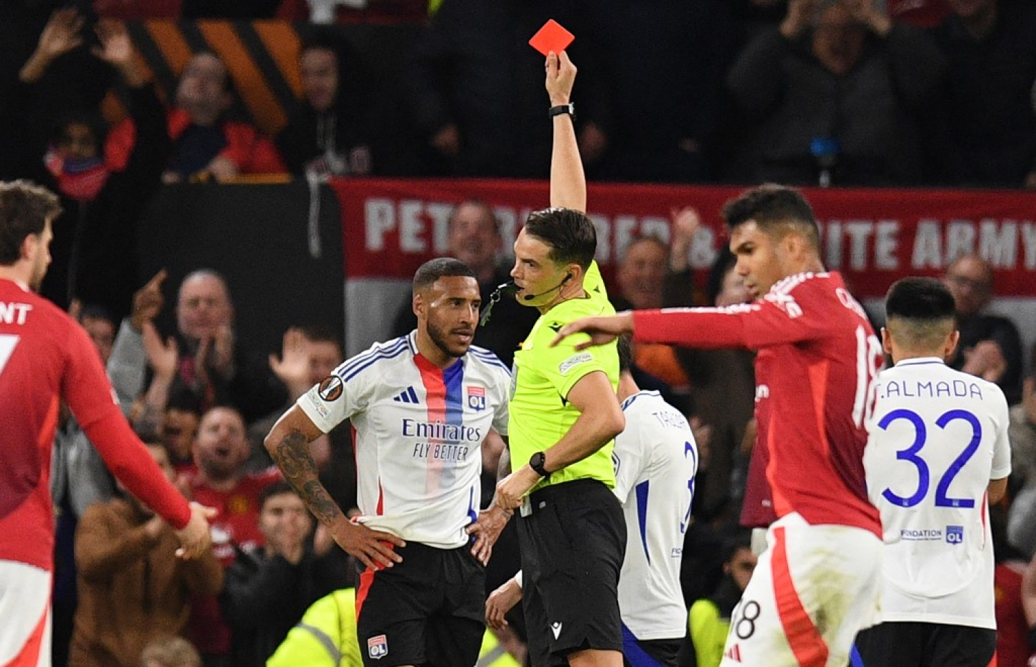 ލިޔޯންގެ ޓޮލީސޯ އަށް ރެފްރީ ރަތް ކާޑު ދައްކަނީ.-- ފޮޓޯ: އޭއެފްޕީ